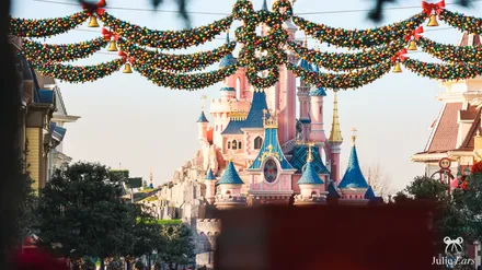 Le château de la Belle au Bois Dormant vu depuis Main Street, encadré de guirlandes de Noël, à Disneyland Paris