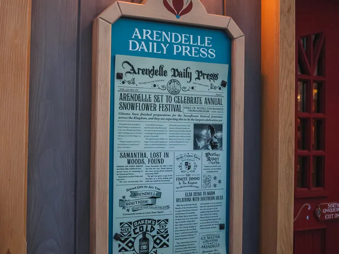Faux journal Arendelle Daily Press encadré sous une lanterne, dans le décor du restaurant Nordic Crowns Tavern