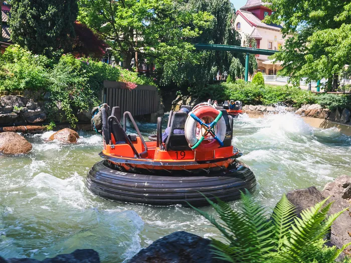 Radeau rond orange et ses passagers sur les rapides mouvementés du Fjord-Rafting à Europa-Park