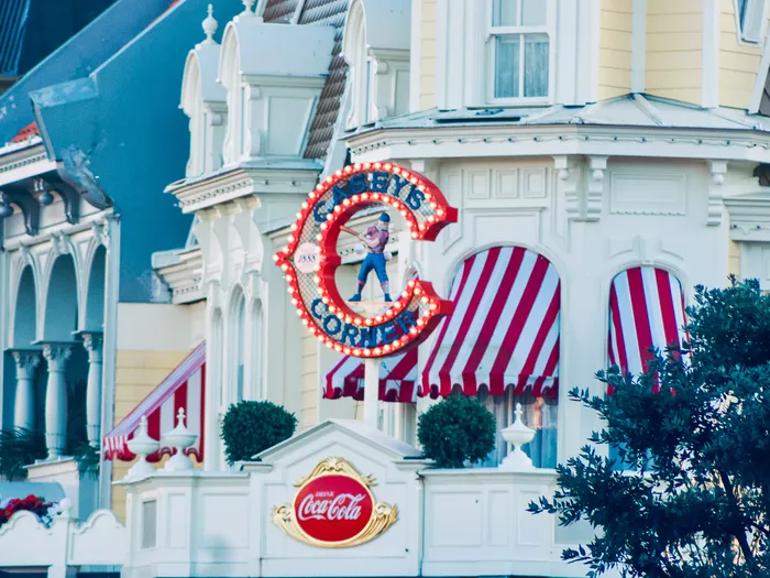 Façade blanche de Casey’s Corner avec son grand C lumineux et ses auvents rayés rouge et blanc.