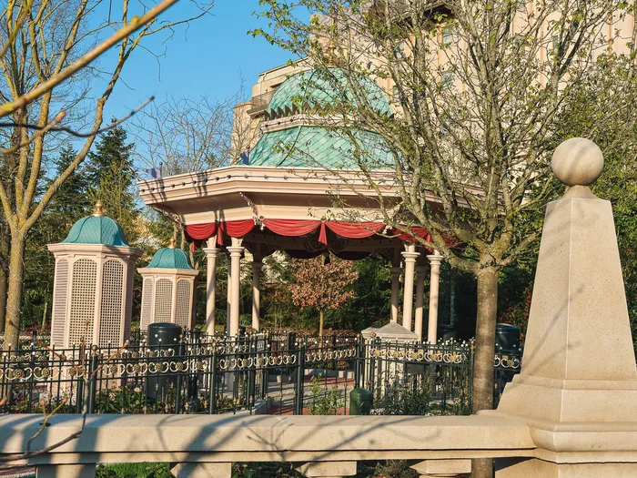 Kiosque à dôme de cuivre et tentures rouges le long d’Adventure Way, au Parc Disney Adventure World