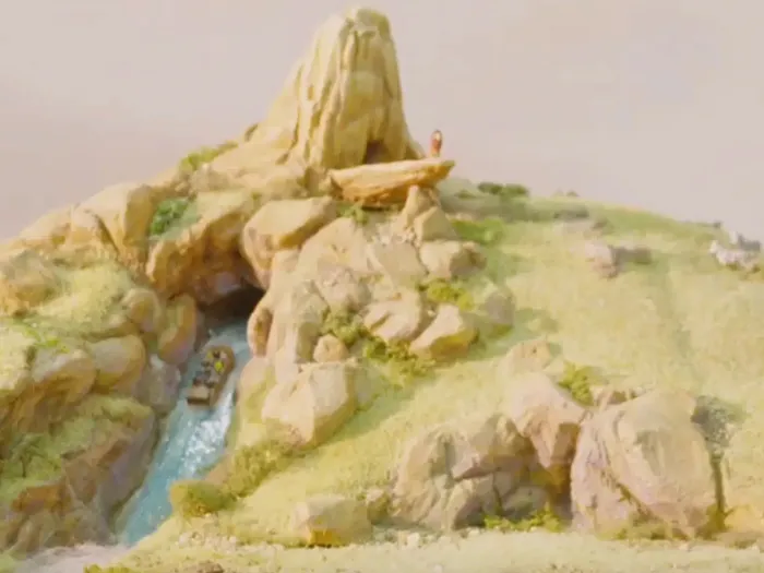 Maquette du futur land Pride Lands : rocher des Fiertés, rivière et bateau de l’attraction Le Roi Lion