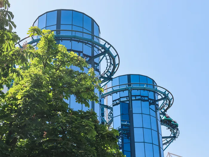 Les tours de verre bleu du grand huit Euro-Mir sous un ciel dégagé à Europa-Park