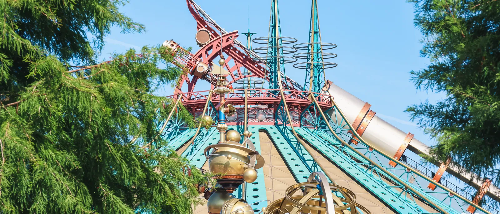 Le canon rouge et les flèches métalliques vertes de Space Mountain se dressent vers le ciel, à Discoveryland.