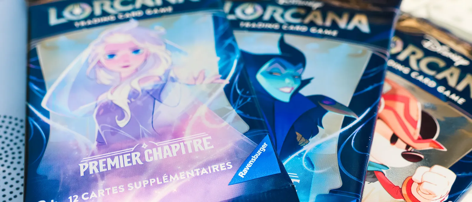 Trois pochettes Disney Lorcana Premier Chapitre avec Elsa, Maléfique et Mickey, jeu de cartes à collectionner.