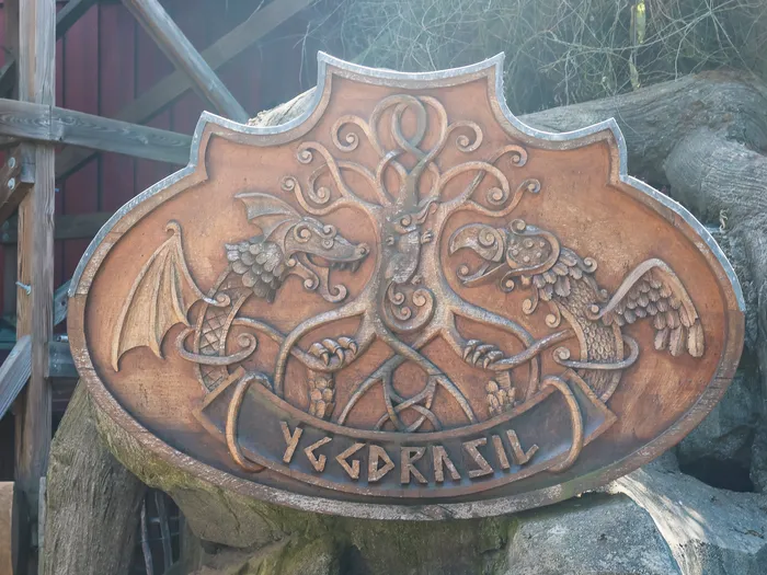 Plaque gravée "Yggdrasil" ornée de l’arbre nordique et de dragons à Europa-Park