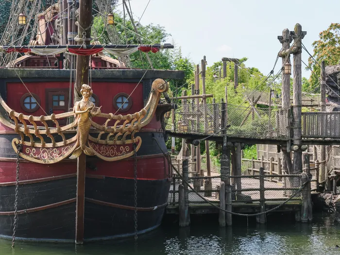 Proue du galion des pirates avec sa sirène dorée, face au pont de corde de l’aire de jeux d’Adventureland.