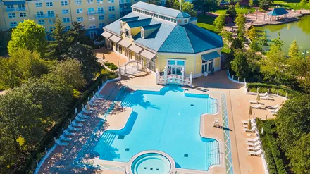 La piscine extérieure du Disney Newport Bay Club, devant le pavillon jaune de style bord de mer de Nouvelle-Angleterre