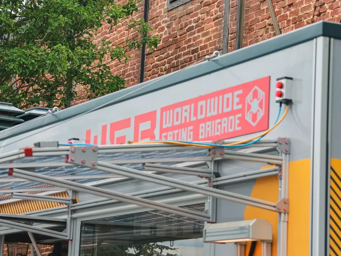 Auvent du food truck WEB (Worldwide Eating Brigade) au logo rouge Spider-Man, au Parc Disney Adventure World