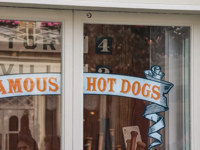 Inscription peinte Famous Hot Dogs sur la vitrine du restaurant Casey’s Corner à Main Street USA.
