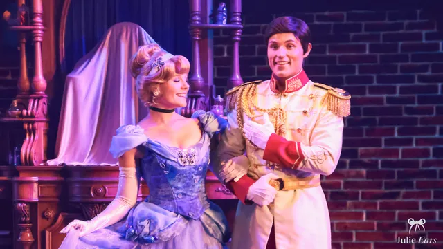 Le Prince Charmant, en uniforme blanc à épaulettes dorées, aux côtés de Cendrillon lors d’un spectacle à Disneyland Paris.