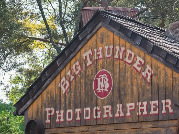 Pignon en bois de la boutique Big Thunder Photographer, nom peint et pioche accrochée, Frontierland, Disneyland Paris