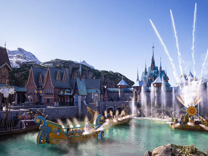 Spectacle aquatique devant le village et le château d’Arendelle : drakkar, jets d’eau et gerbes d’étincelles, Une Célébration à Arendelle