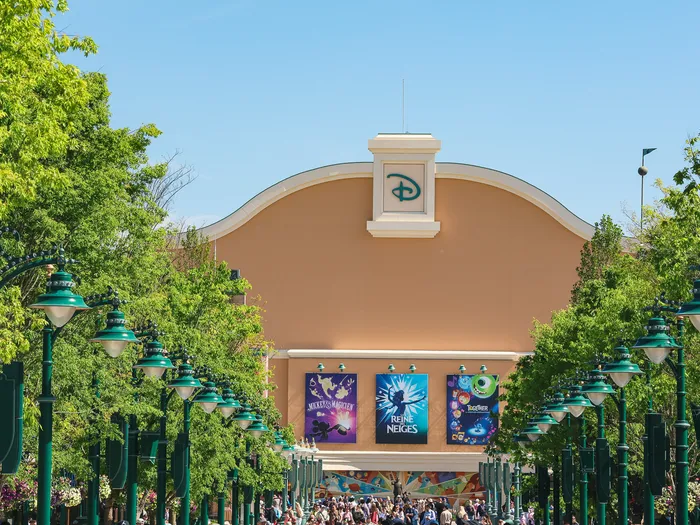 Allée Disney Adventure Way bordée de lampadaires menant au Parc Disney Adventure World, affiches de films.