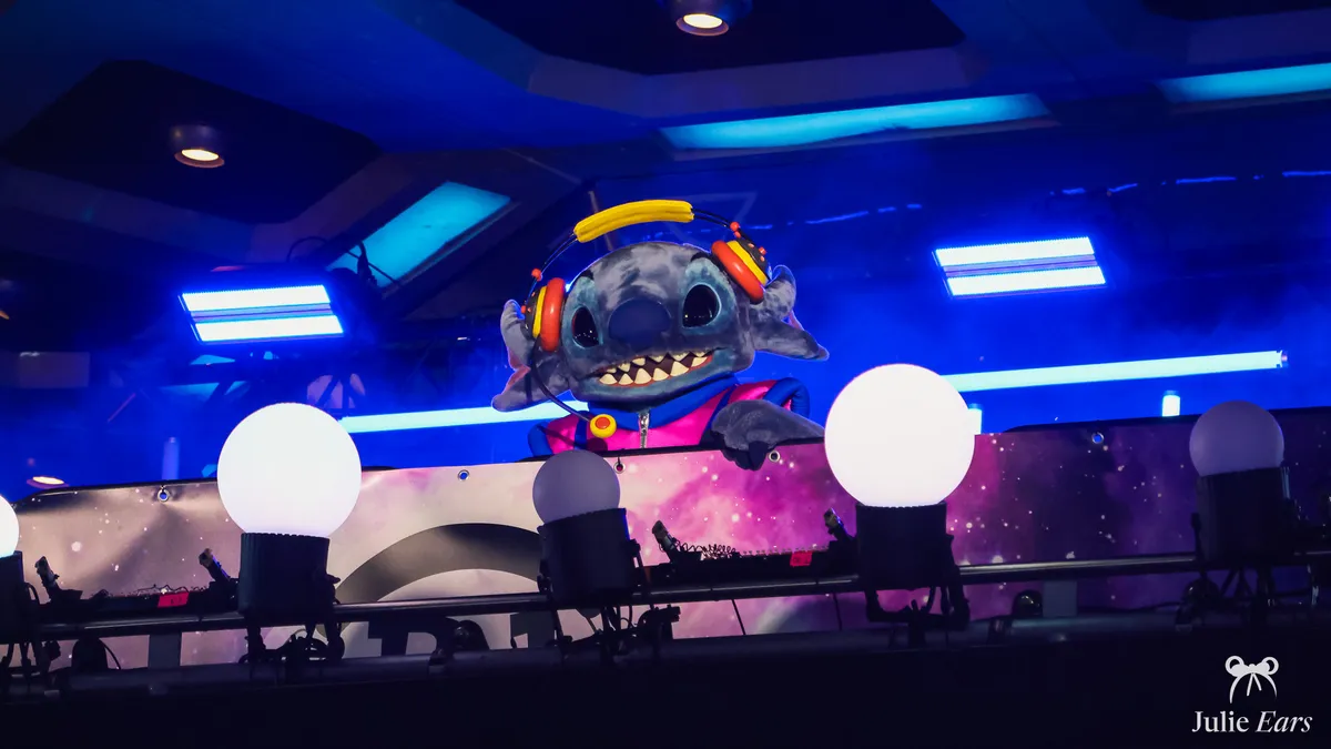 Grande décoration de Stitch en DJ avec un casque, derrière ses platines sur la scène de la soirée dansante du Nouvel An à Disneyland Paris