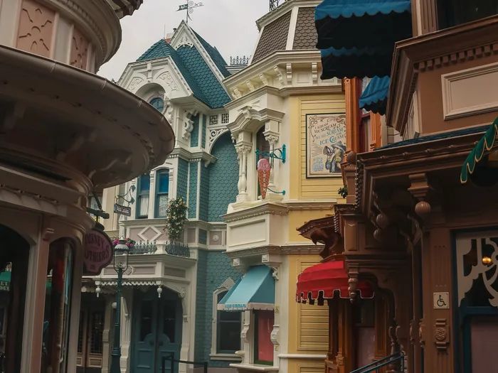 Rue de Main Street bordée de façades victoriennes colorées, avec l’enseigne Ice Cream jaune près du Coffee Grinder.