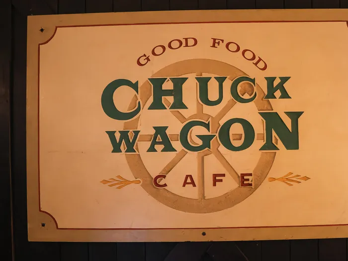 Enseigne peinte Good Food Chuck Wagon Café avec roue de chariot au restaurant de l’Hôtel Cheyenne