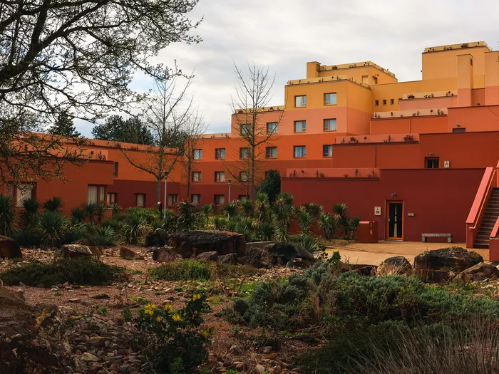 Bâtiments orange et jardin planté de yuccas de l'hôtel Santa Fe à Disneyland Paris