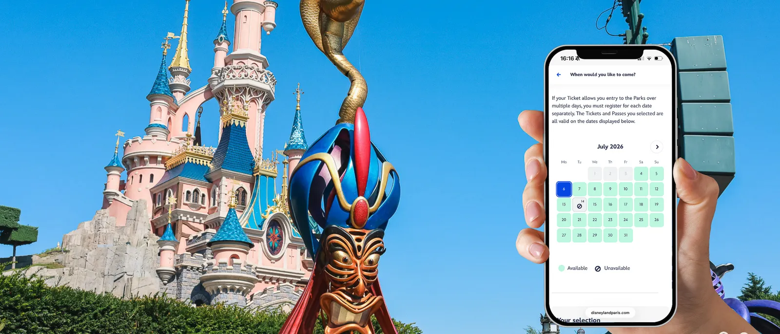 Main tenant un smartphone qui affiche le calendrier de réservation de dates, devant le château et une statue cobra.