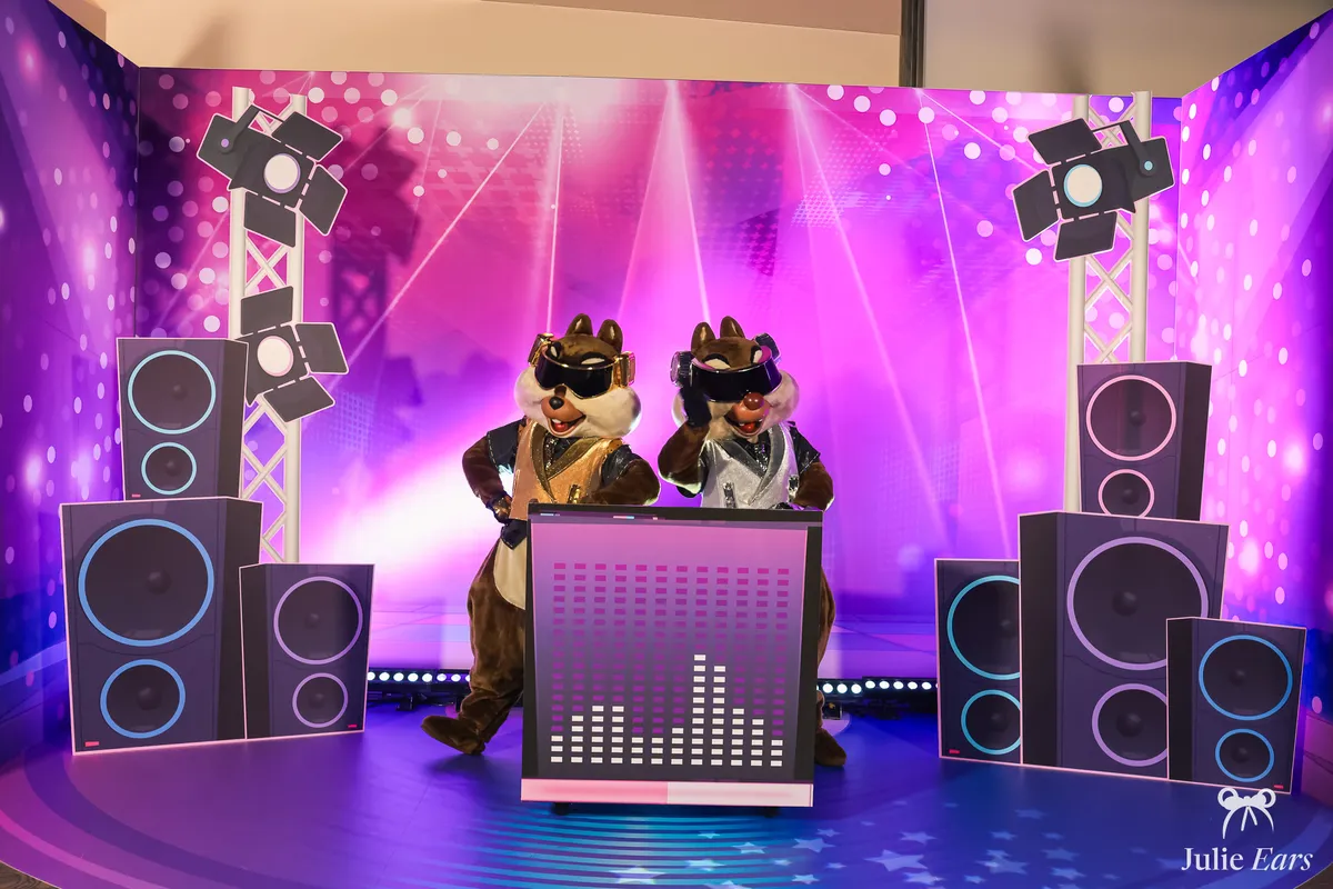 Tic et Tac en DJ dans leur tenue du Disney Music Festival, édition Pop-Up de Disneyland Paris (août-septembre 2026).