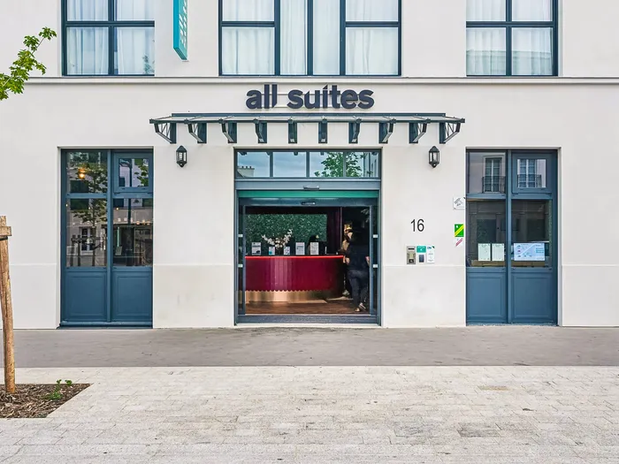 Façade de l’Appart Hôtel All Suites Val d’Europe, à Serris près de Disneyland Paris, avec son enseigne et l’entrée sur la place.