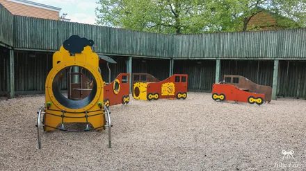 L’aire de jeux du Disney Hotel Cheyenne, avec ses structures de jeu sur le thème du train