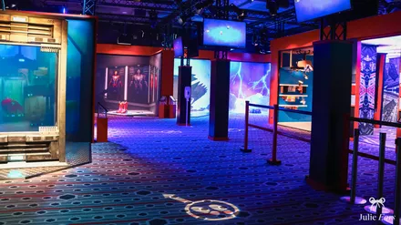 La Super Hero Station du Disney Hotel New York - The Art of Marvel, un espace interactif aux lumières néon bleues et rouges