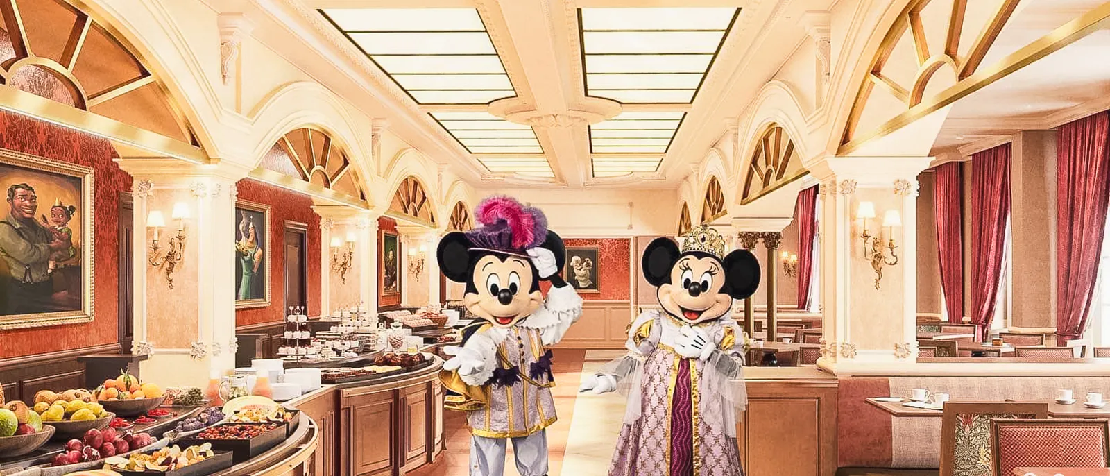 Mickey en prince et Minnie en reine couronnée devant le buffet d’un restaurant élégant aux murs rouges.