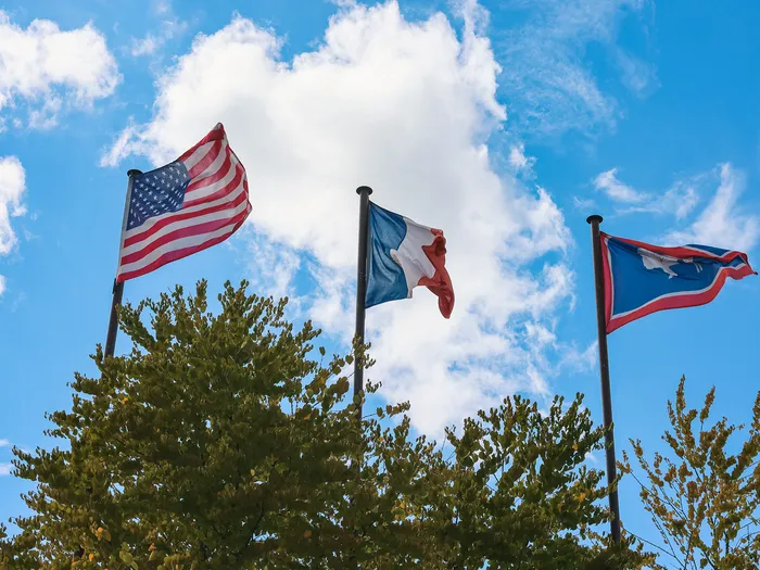 Drapeaux des États-Unis, de la France et du Wyoming flottant au Disney Hotel Cheyenne