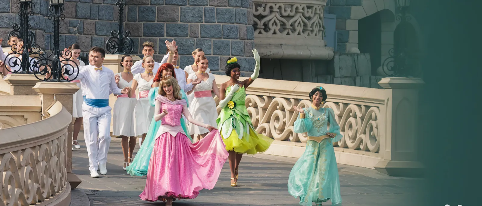 Les princesses Aurore, Tiana et Jasmine défilent avec des danseurs sur le pont du château, Disneyland Paris.