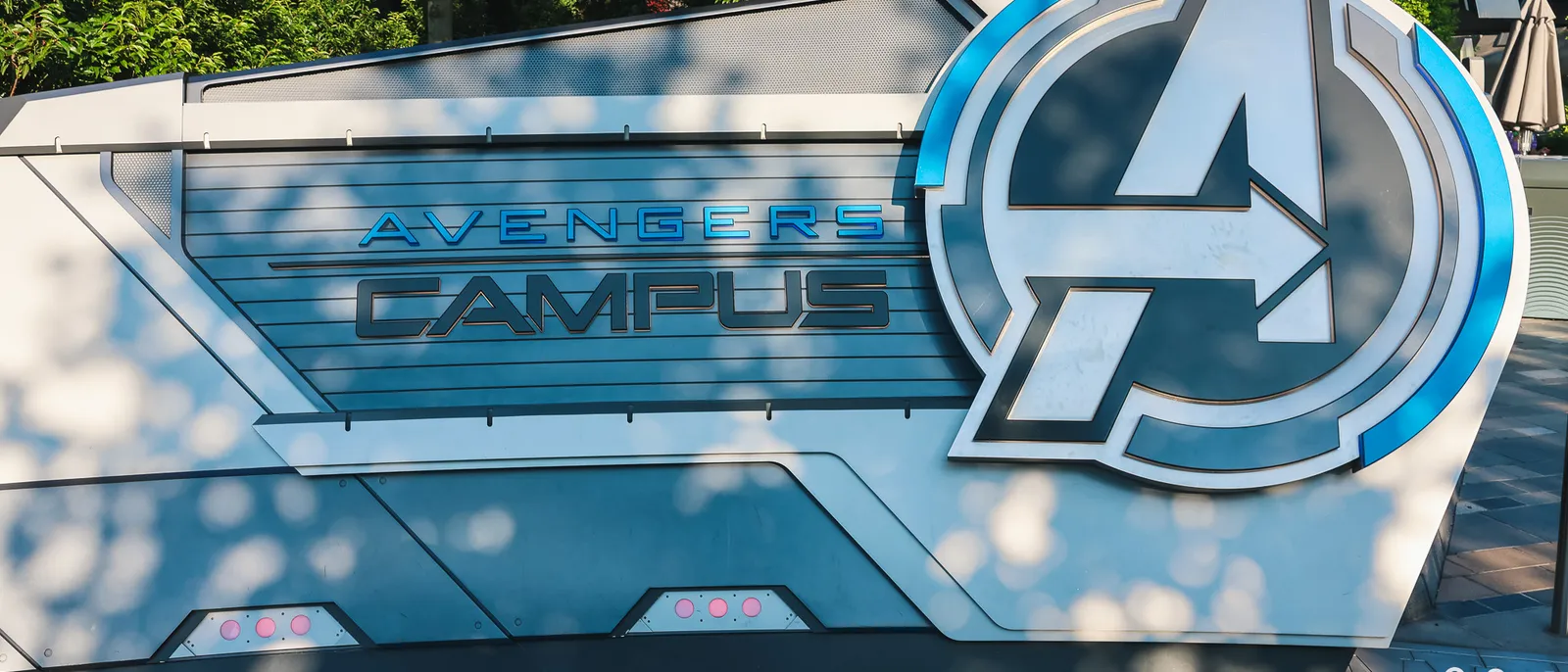 Enseigne métallique « Avengers Campus » et grand logo A des Avengers au Parc Disney Adventure World