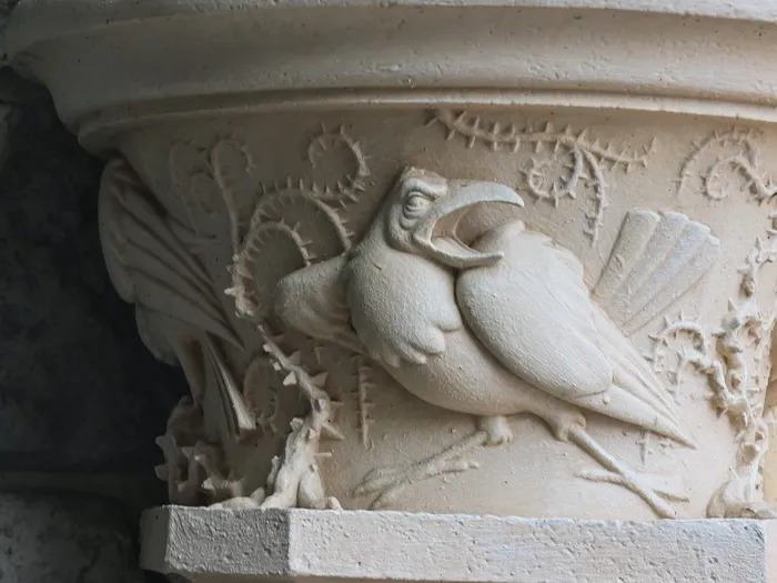 Détail d’un chapiteau de pierre sculpté d’oiseaux à l’entrée de La Tanière du Dragon, à Fantasyland.