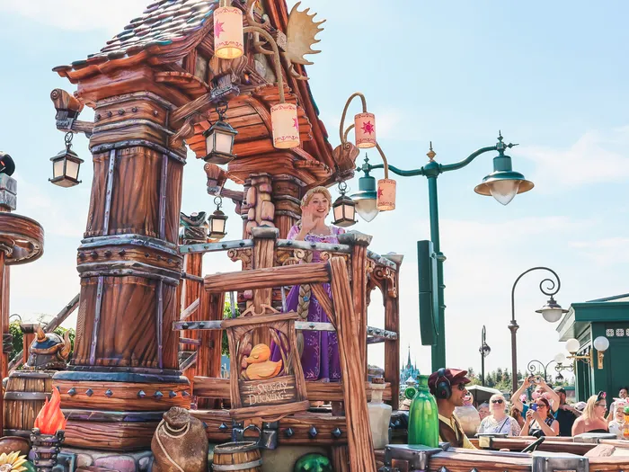 Char décoré de la Cavalcade des Princesses avançant dans Disney Adventure World