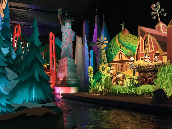 Décor intérieur d’it’s a small world avec Statue de la Liberté, Golden Gate et ferme colorée