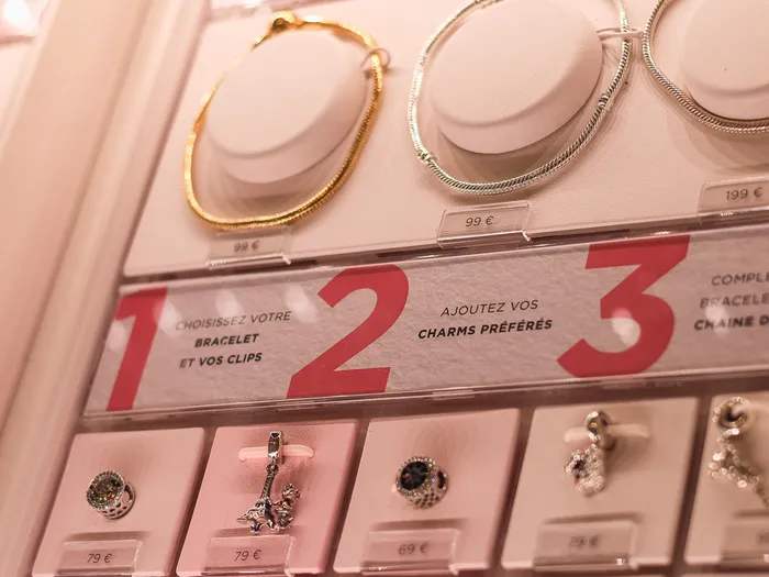 Pandora display in three steps (bracelet, charms, safety chain) with bracelets at €99 and €199 and charms between €69 and €79.