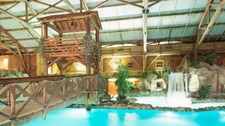 La piscine intérieure du Disney Davy Crockett Ranch, sous sa grande charpente en bois