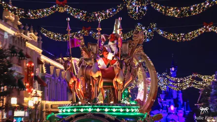 Le Père Noël sur son traîneau tiré par des rennes pendant la parade de Noël nocturne à Disneyland Paris