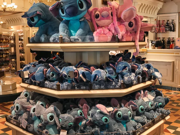 Présentoir de peluches Stitch et Angel à l'Emporium de Disneyland Paris.