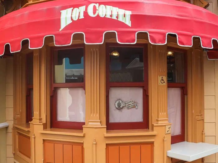 Kiosque The Coffee Grinder de Main Street, store rouge « Hot Coffee » et guichet en bois orangé fermé.