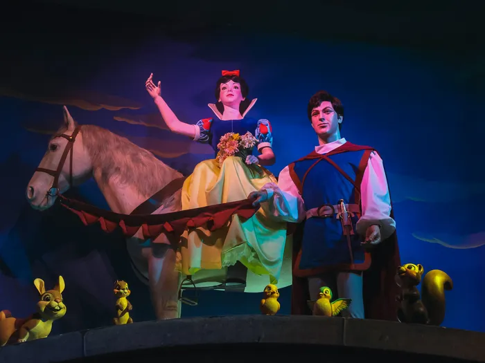 Scène animée de Blanche-Neige et le Prince à cheval entourés d’animaux, dans le dark ride de Fantasyland.
