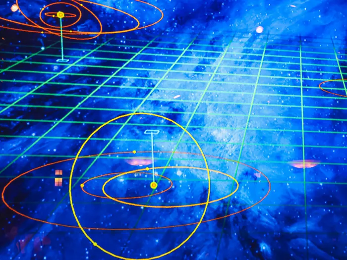 Grand écran bleu affichant une carte spatiale avec orbites et grille verte pendant le spectacle interactif Stitch Live.