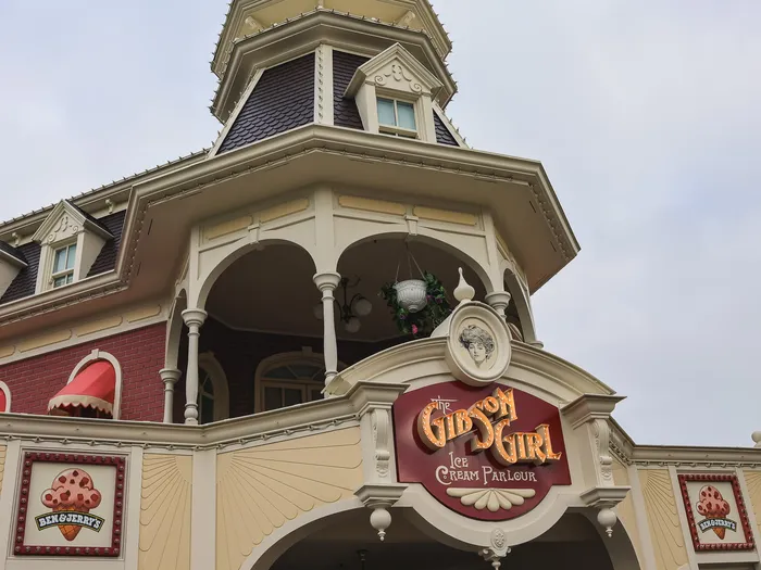 Façade victorienne à tourelle du glacier The Gibson Girl Ice Cream Parlour sur Main Street USA