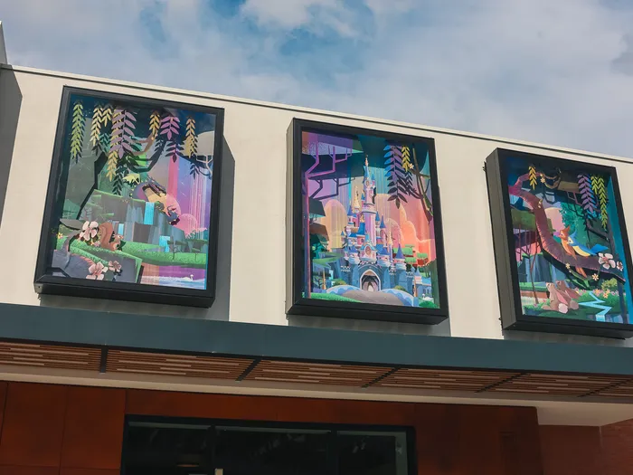 Façade de la boutique Deco by Disney au Disney Village, ornée de trois tableaux illustrés stylisés