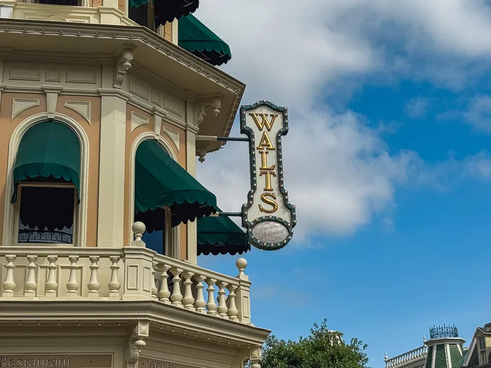 Façade victorienne du restaurant Walt's, stores verts et enseigne verticale « Walt's » sur Main Street