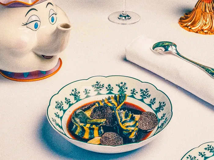 Bol de plat gastronomique à la truffe noire près d’une théière Madame Samovar