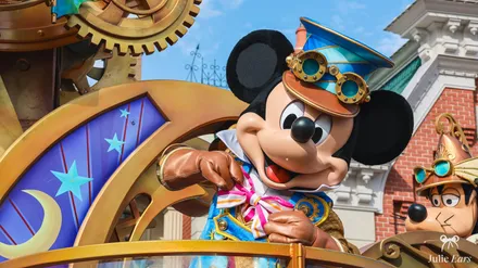 Mickey en costume de capitaine sur un char de la parade Disney Stars on Parade à Disneyland Paris