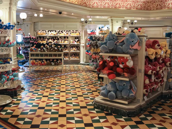 Rayons de peluches de l'Emporium à Disneyland Paris, avec un présentoir de Dumbo.