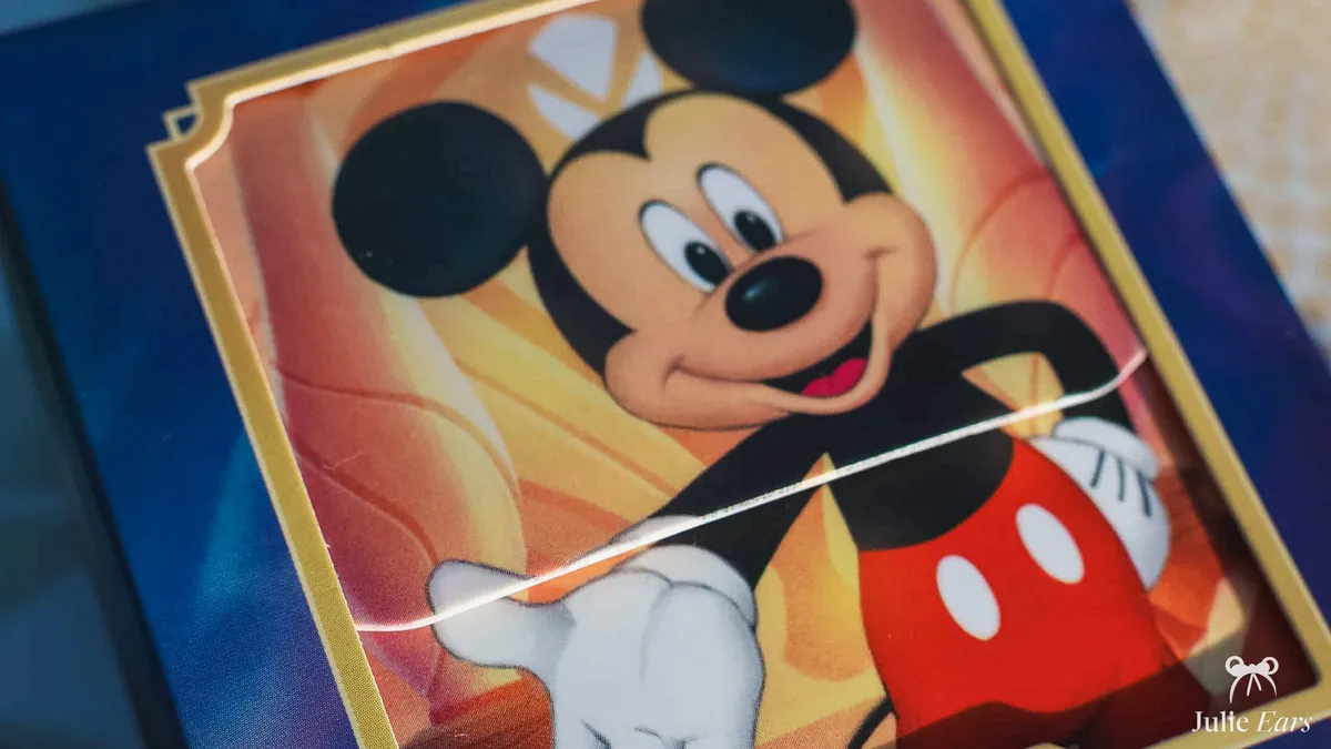 Carte Disney Lorcana de Mickey Mouse en gros plan dans sa pochette de protection