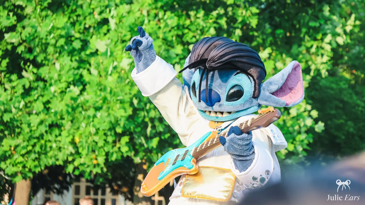 Stitch dressed as Elvis, guitar in hand, at the Disney Music Festival at Disneyland Paris.