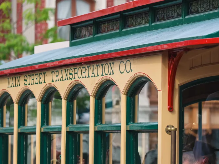 Carrosserie crème et verte à fenêtres cintrées d’un tramway « Main Street Transportation Co. ».